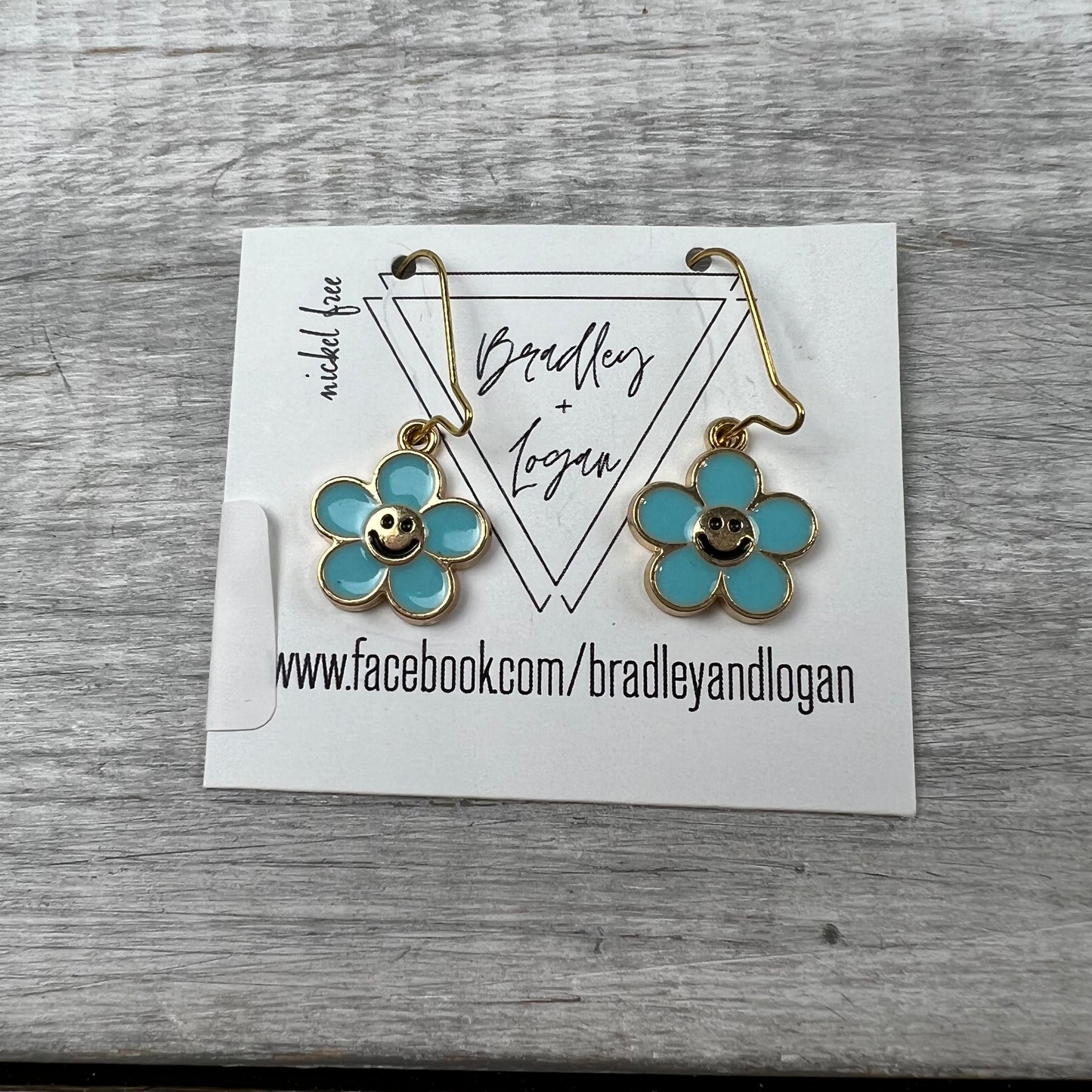 Dainty Smiley Daisy Earrings