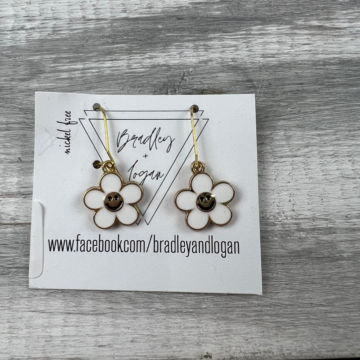 Dainty Smiley Daisy Earrings